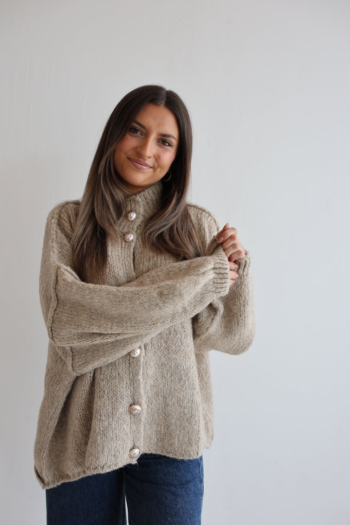 Kurzer Oversize Cardigan mit goldenen Manschettenknöpfen Claire