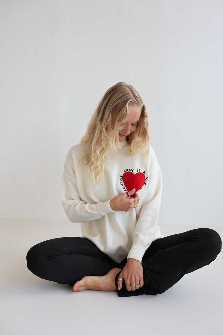 Pullover Love is a Kiss