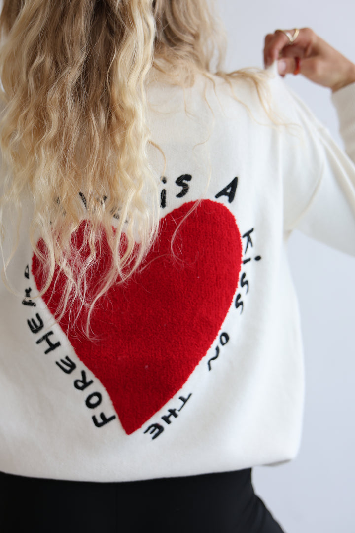 Pullover Love is a Kiss