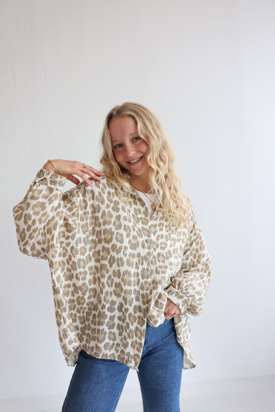 Kurzes Blusenhemd aus Musselin mit Leoprint Leolove