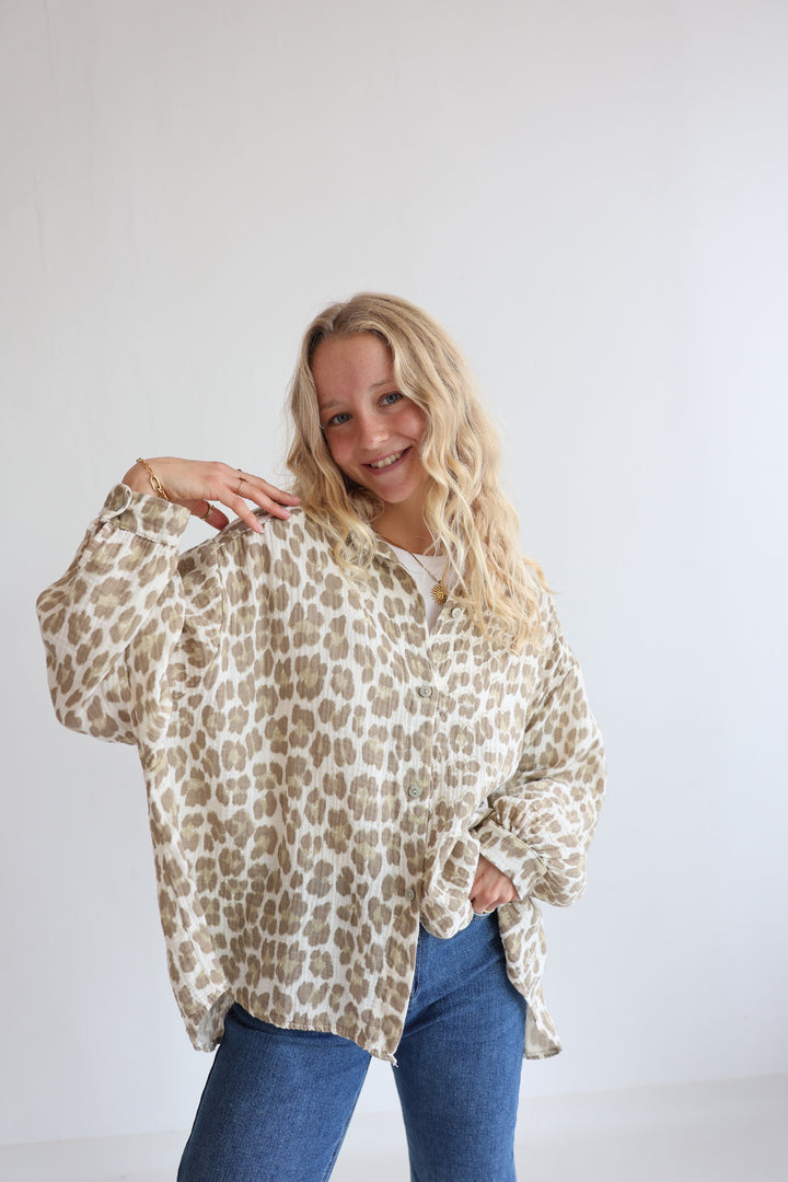Kurzes Blusenhemd aus Musselin mit Leoprint Leolove