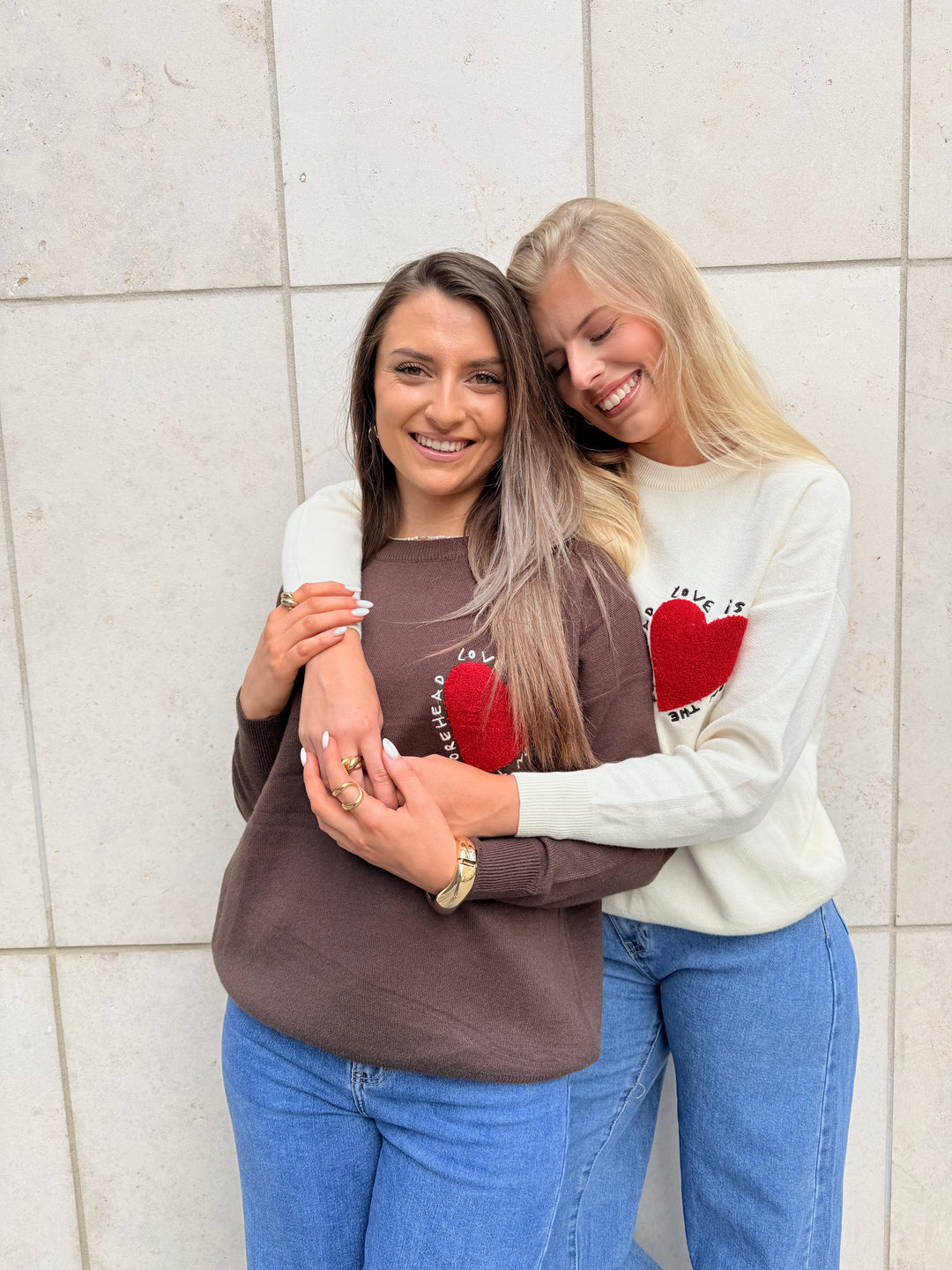 Pullover Love is a Kiss