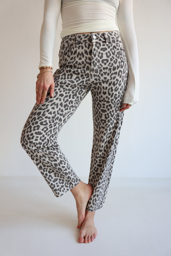 Mom Jeans mit Leoprint