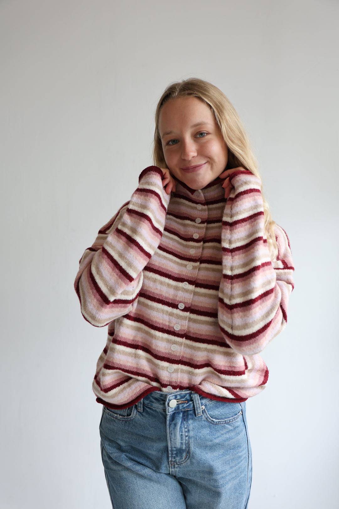Gestreifte Strickjacke mit Mini-Stehkragen Hannah