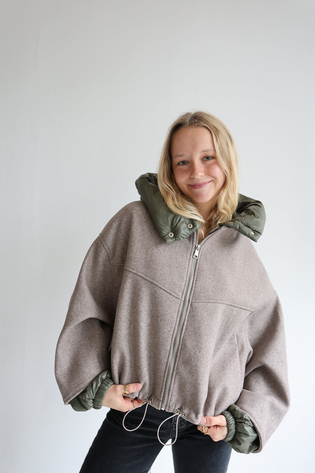 Leichte Bomberjacke mit abnehmbarer Kapuze