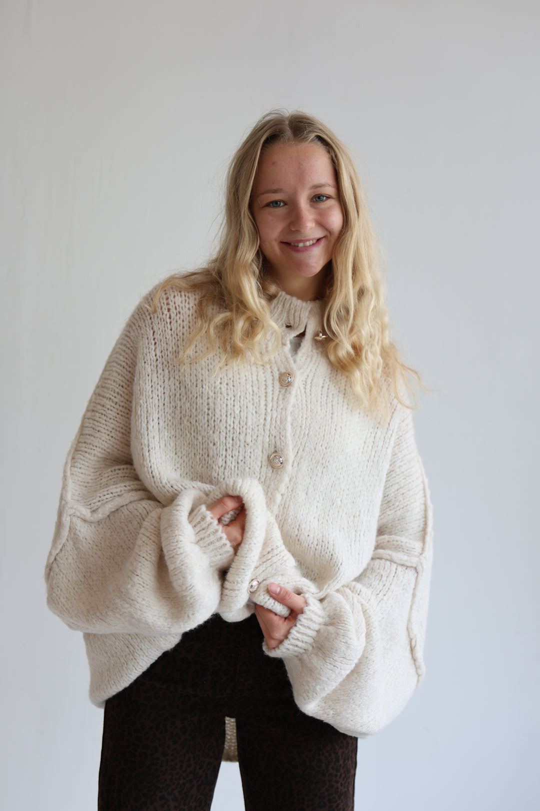 Langer Oversize Cardigan mit goldenen Manschettenknöpfen Claire