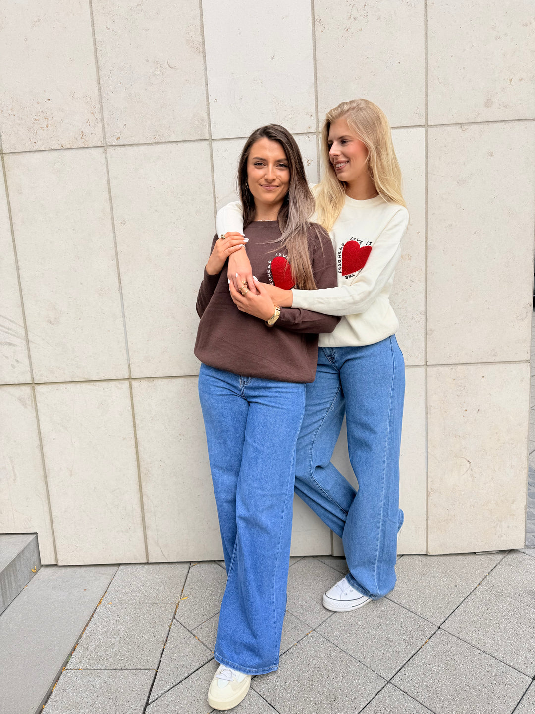 Pullover Love is a Kiss