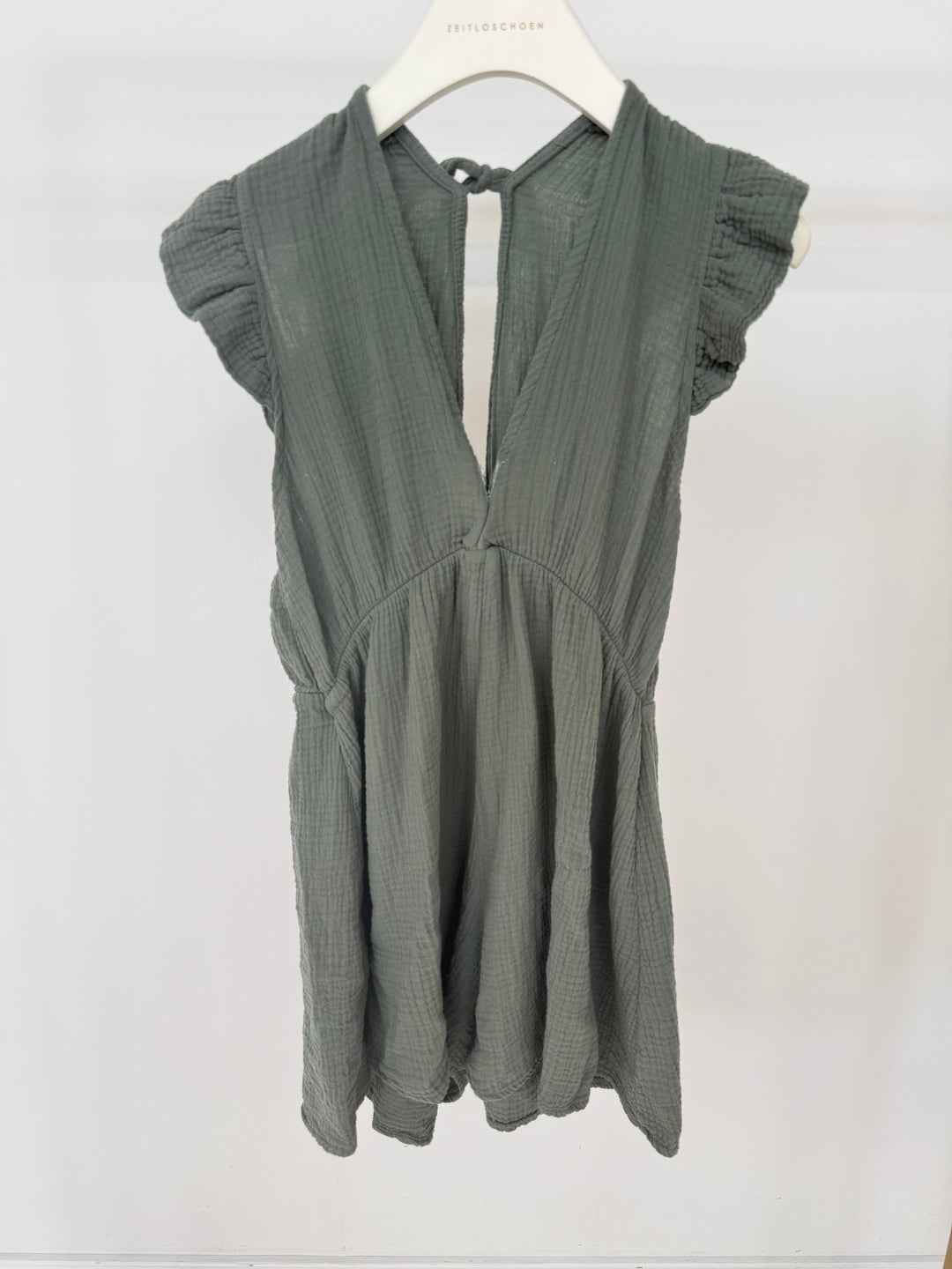 MUSSELIN-JUMPSUIT MIT RÜSCHEN KHAKI (B-WARE)