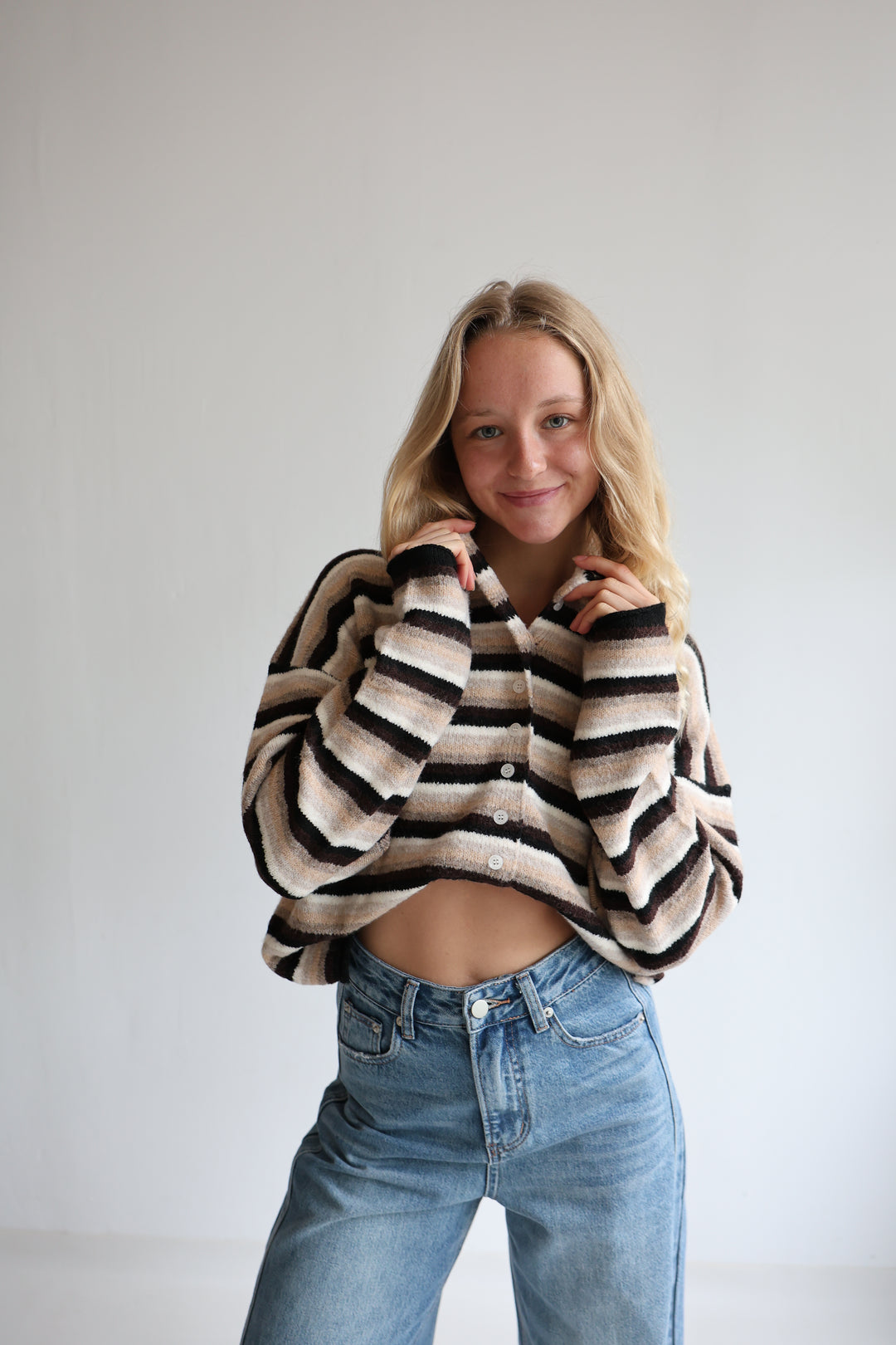 Gestreifte Strickjacke mit Mini-Stehkragen Hannah