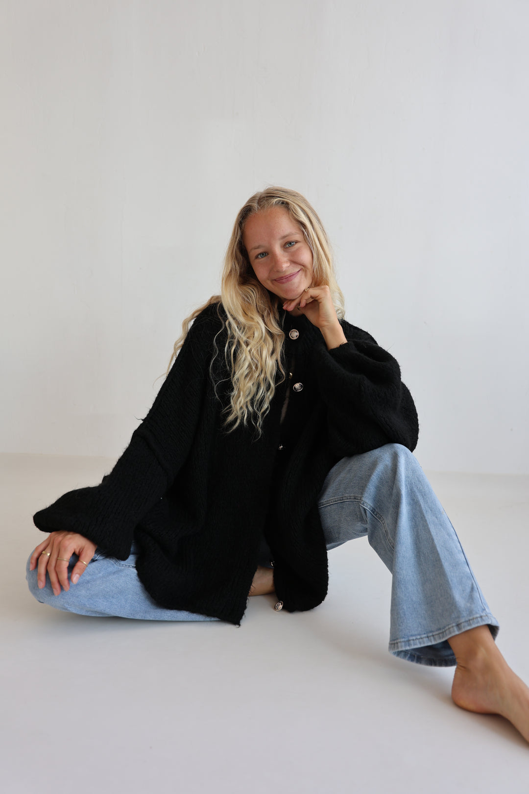 Langer Oversize Cardigan mit goldenen Manschettenknöpfen Claire