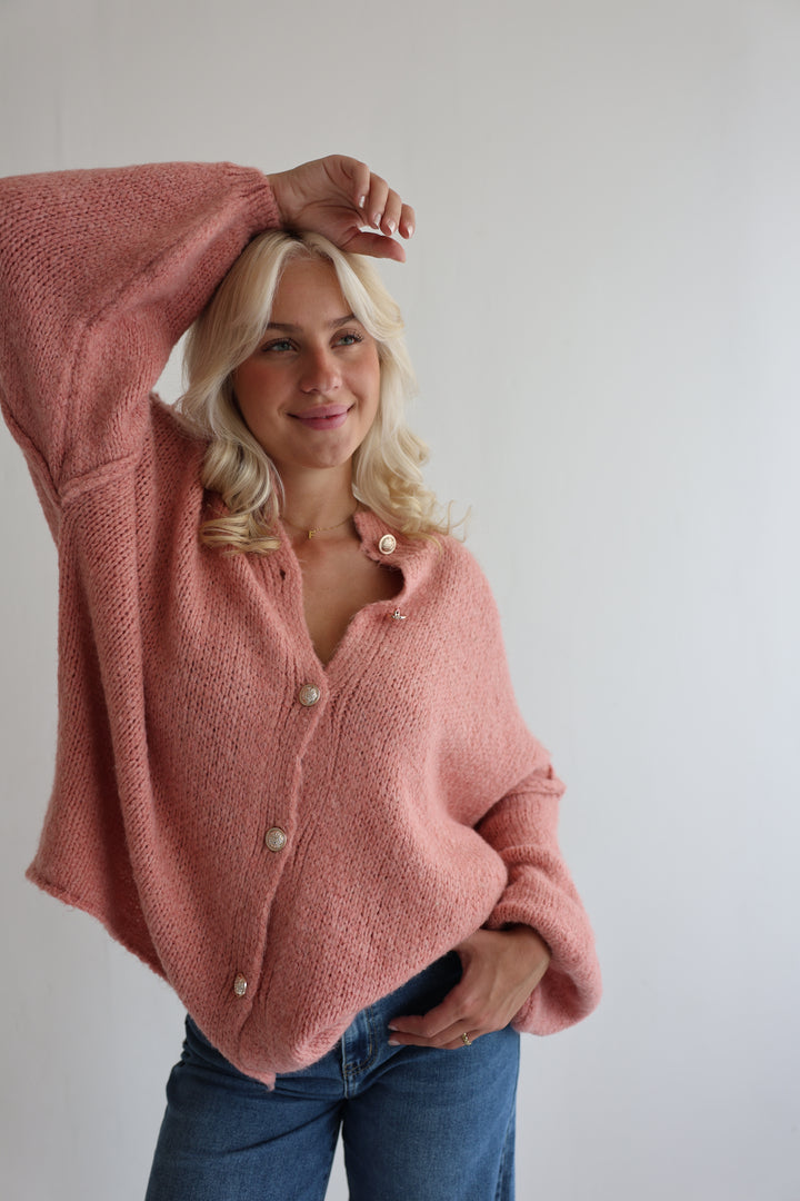 Langer Oversize Cardigan mit goldenen Manschettenknöpfen Claire