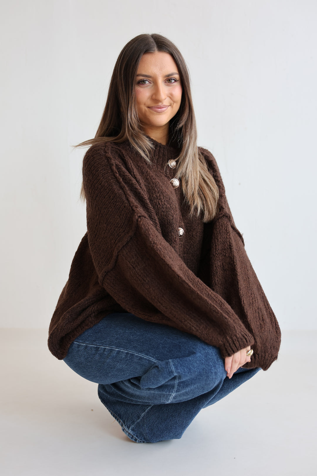 Kurzer Oversize Cardigan mit goldenen Manschettenknöpfen Claire
