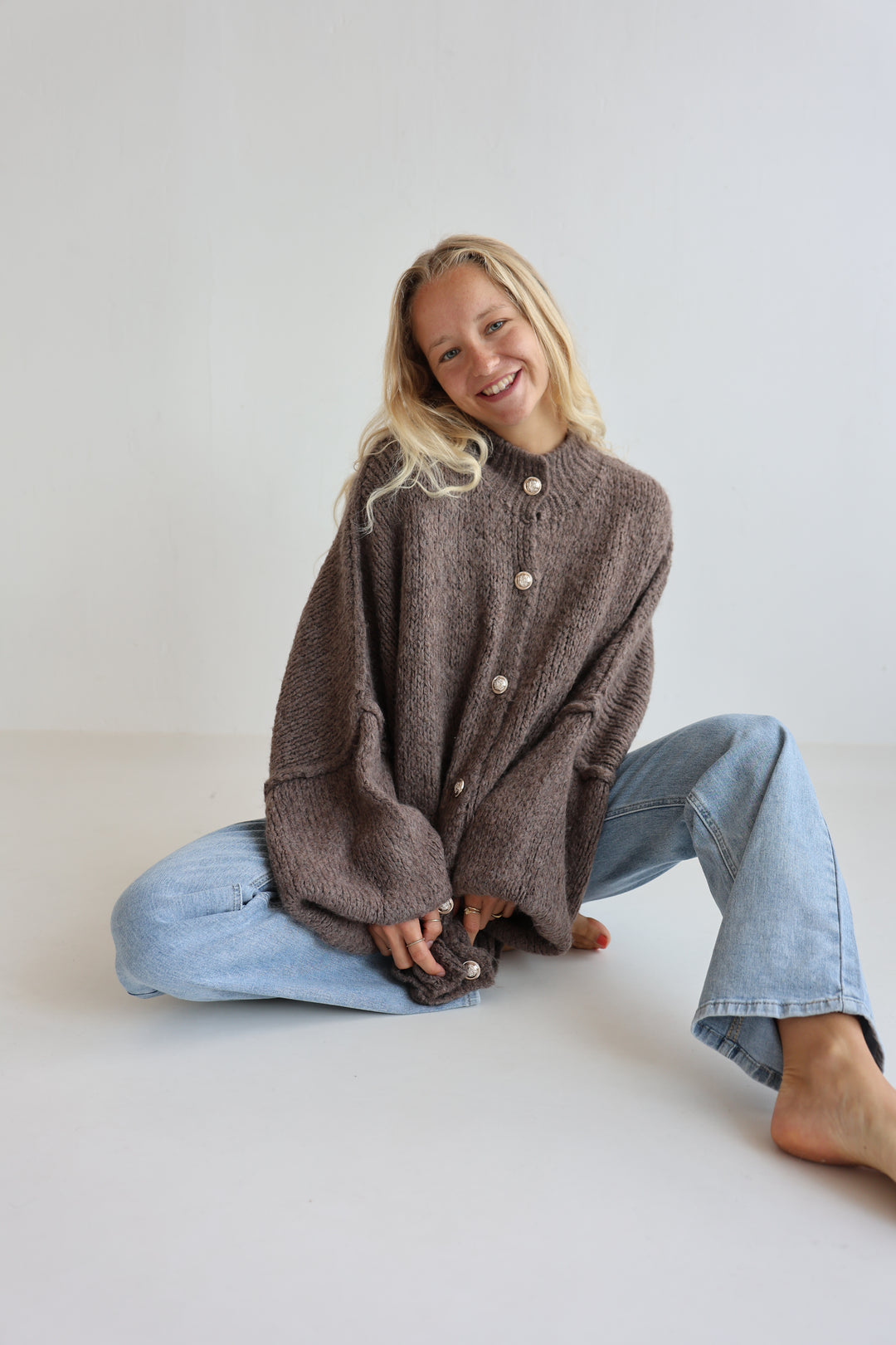 Langer Oversize Cardigan mit goldenen Manschettenknöpfen Claire