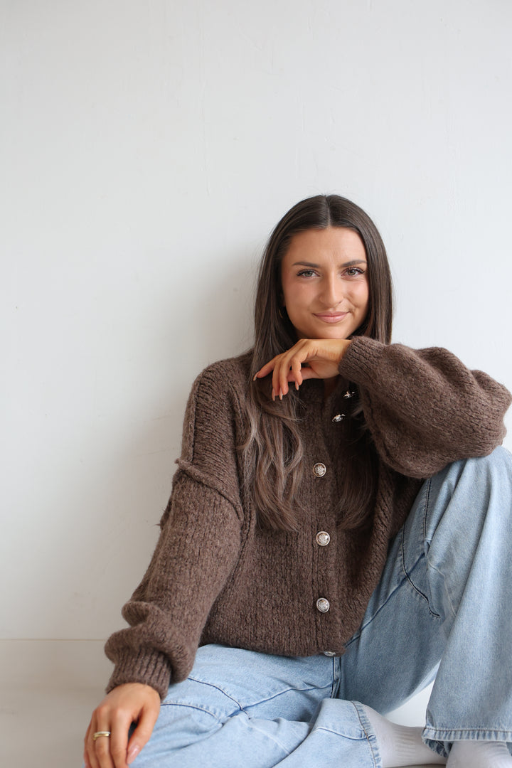Kurzer Oversize Cardigan mit goldenen Manschettenknöpfen Claire