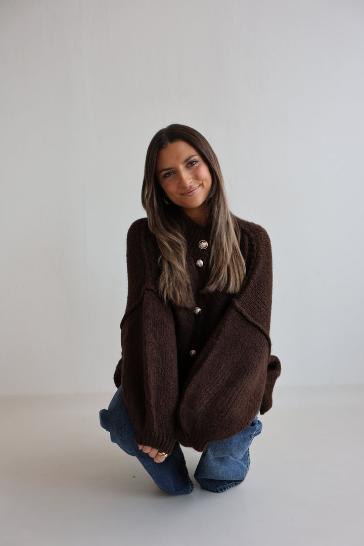 Kurzer Oversize Cardigan mit goldenen Manschettenknöpfen Claire