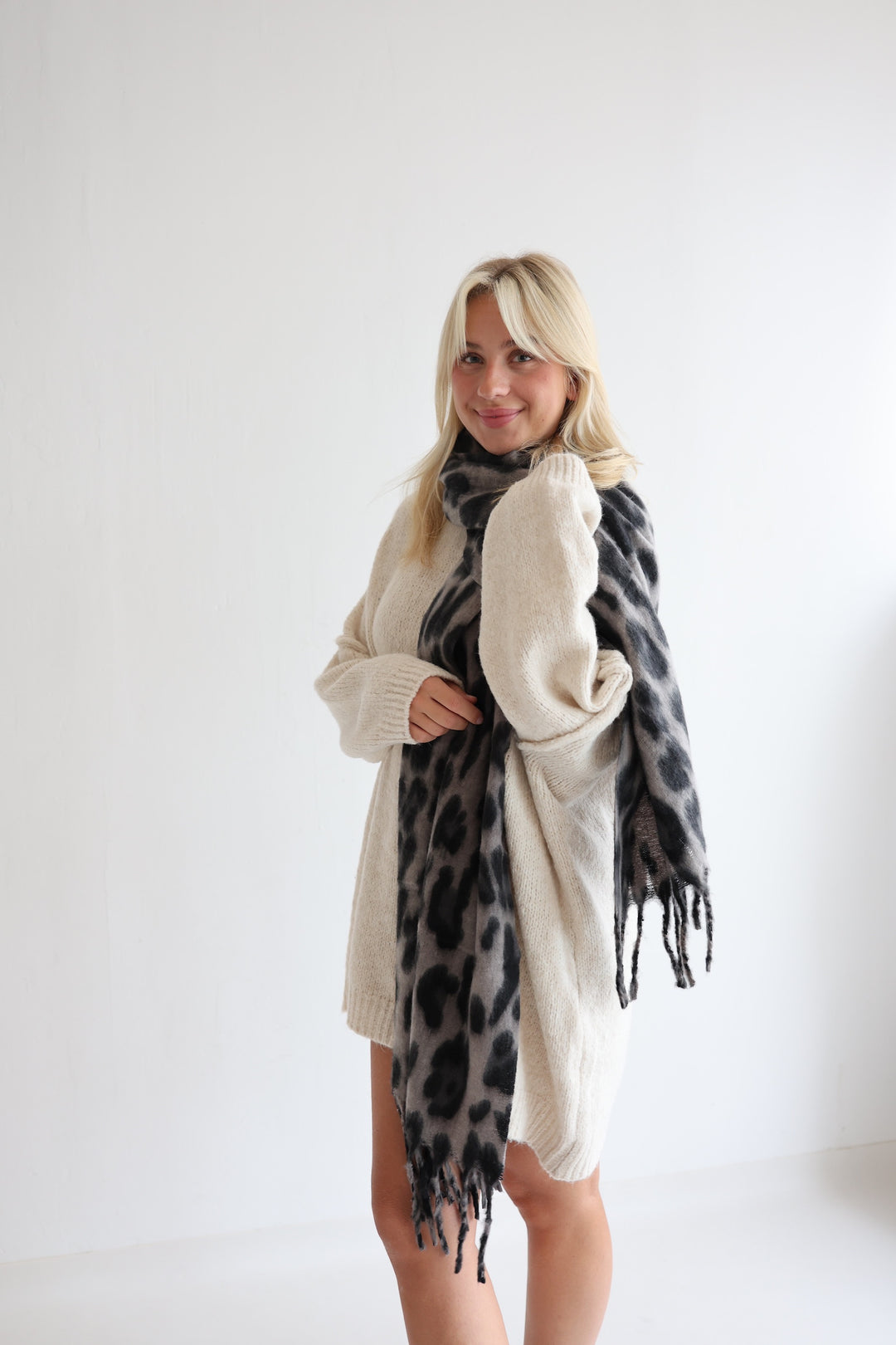 Langer Schal mit Leoprint Luna