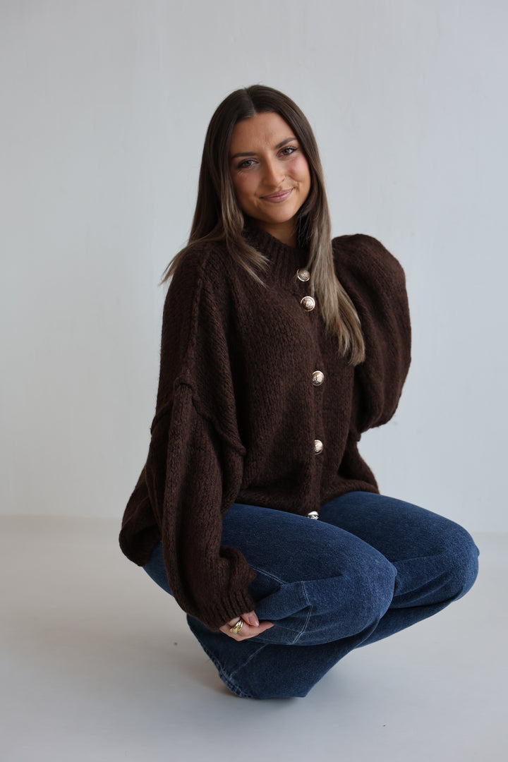 Kurzer Oversize Cardigan mit goldenen Manschettenknöpfen Claire