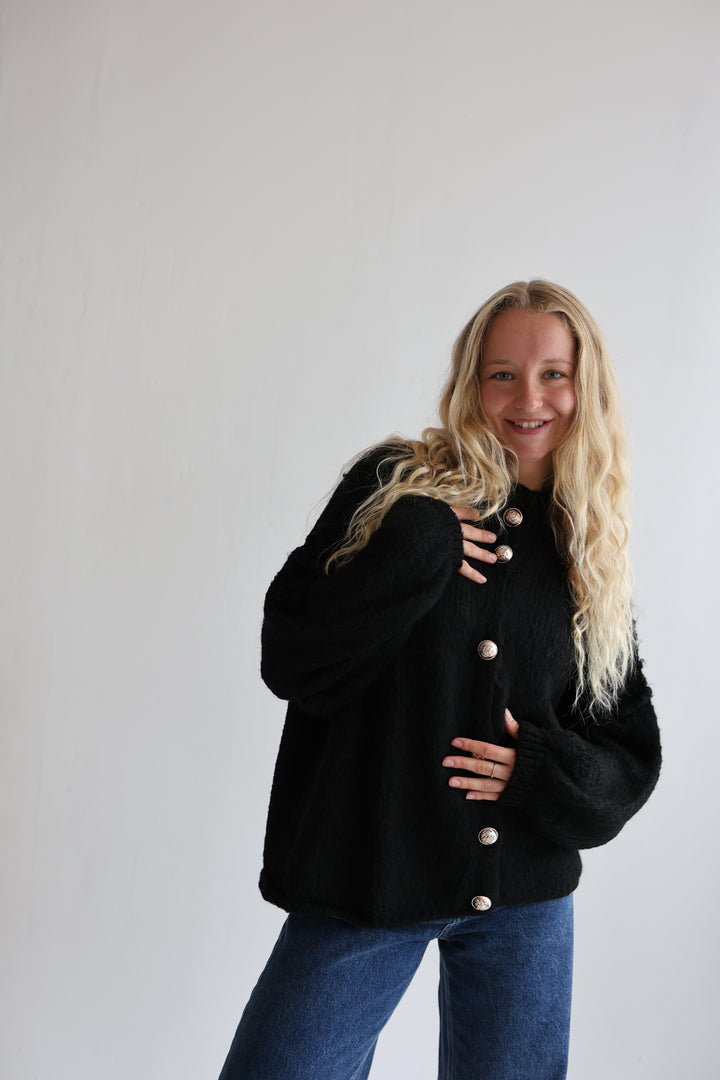 Kurzer Oversize Cardigan mit goldenen Manschettenknöpfen Claire