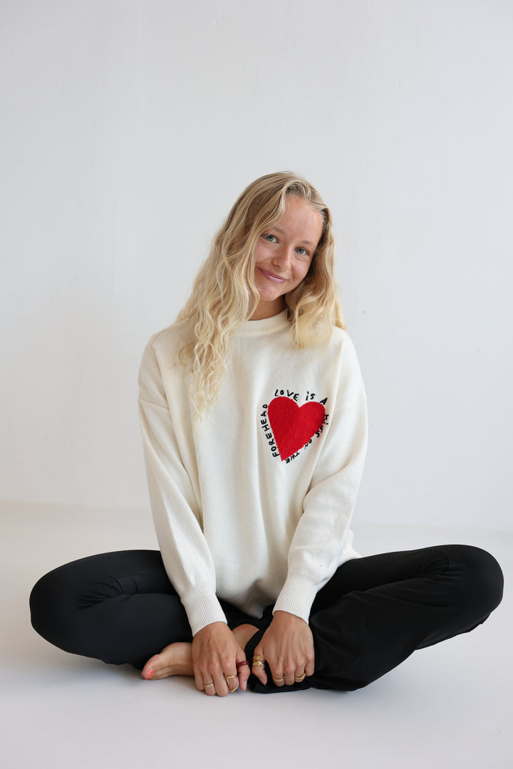 Pullover Love is a Kiss