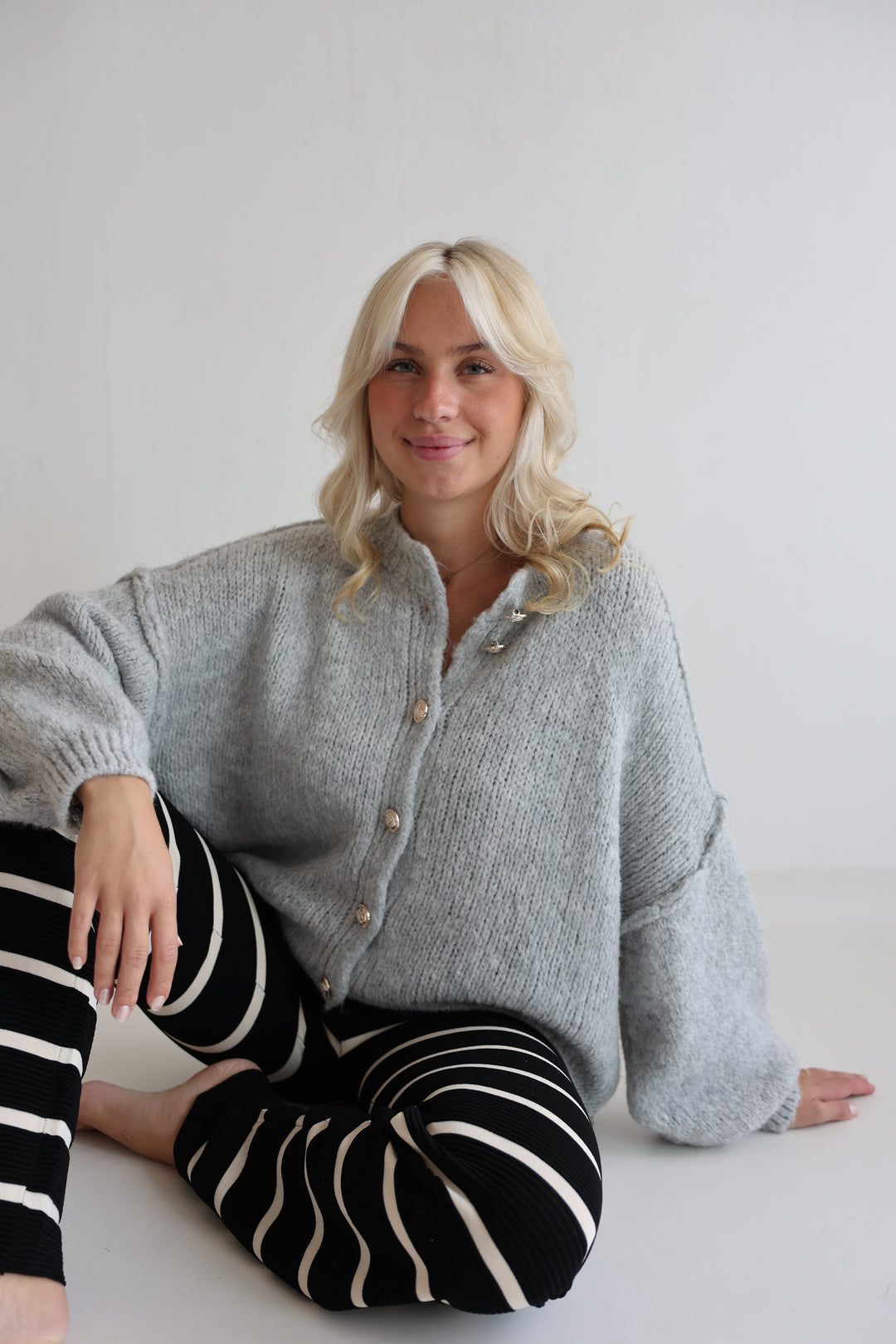 Kurzer Oversize Cardigan mit goldenen Manschettenknöpfen Claire