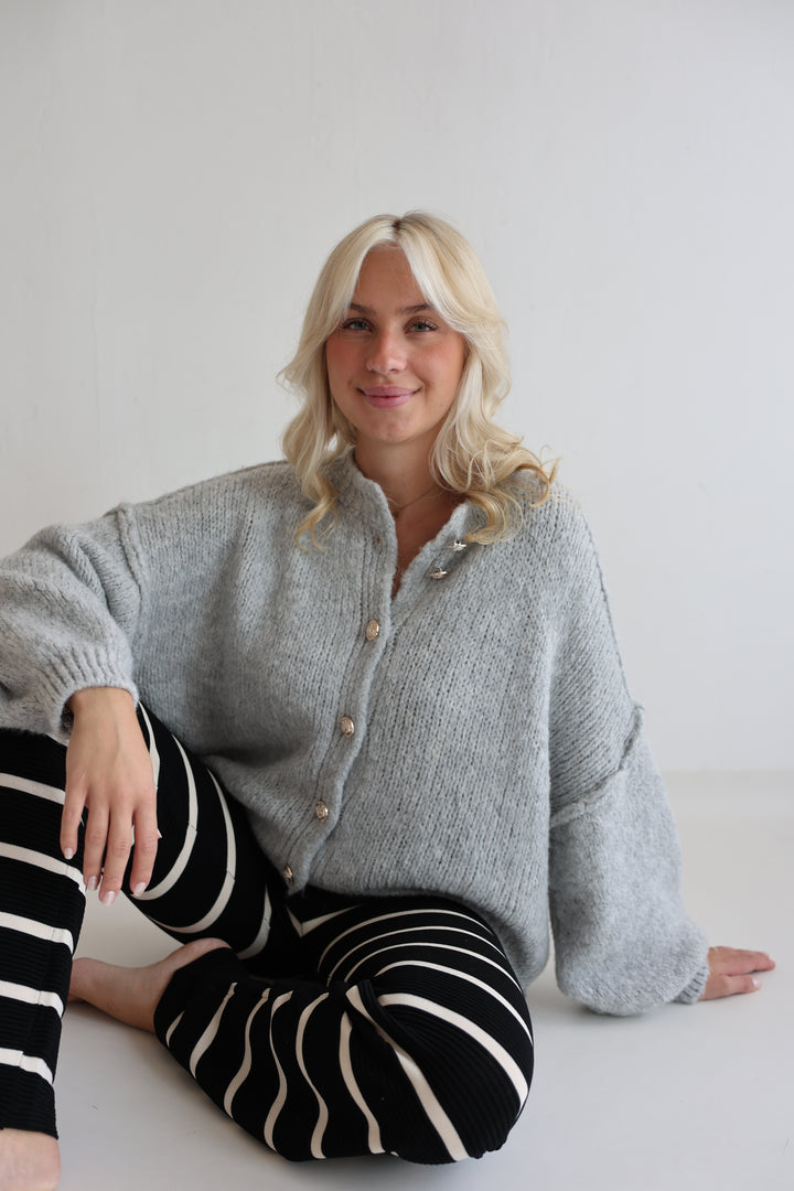 Kurzer Oversize Cardigan mit goldenen Manschettenknöpfen Claire