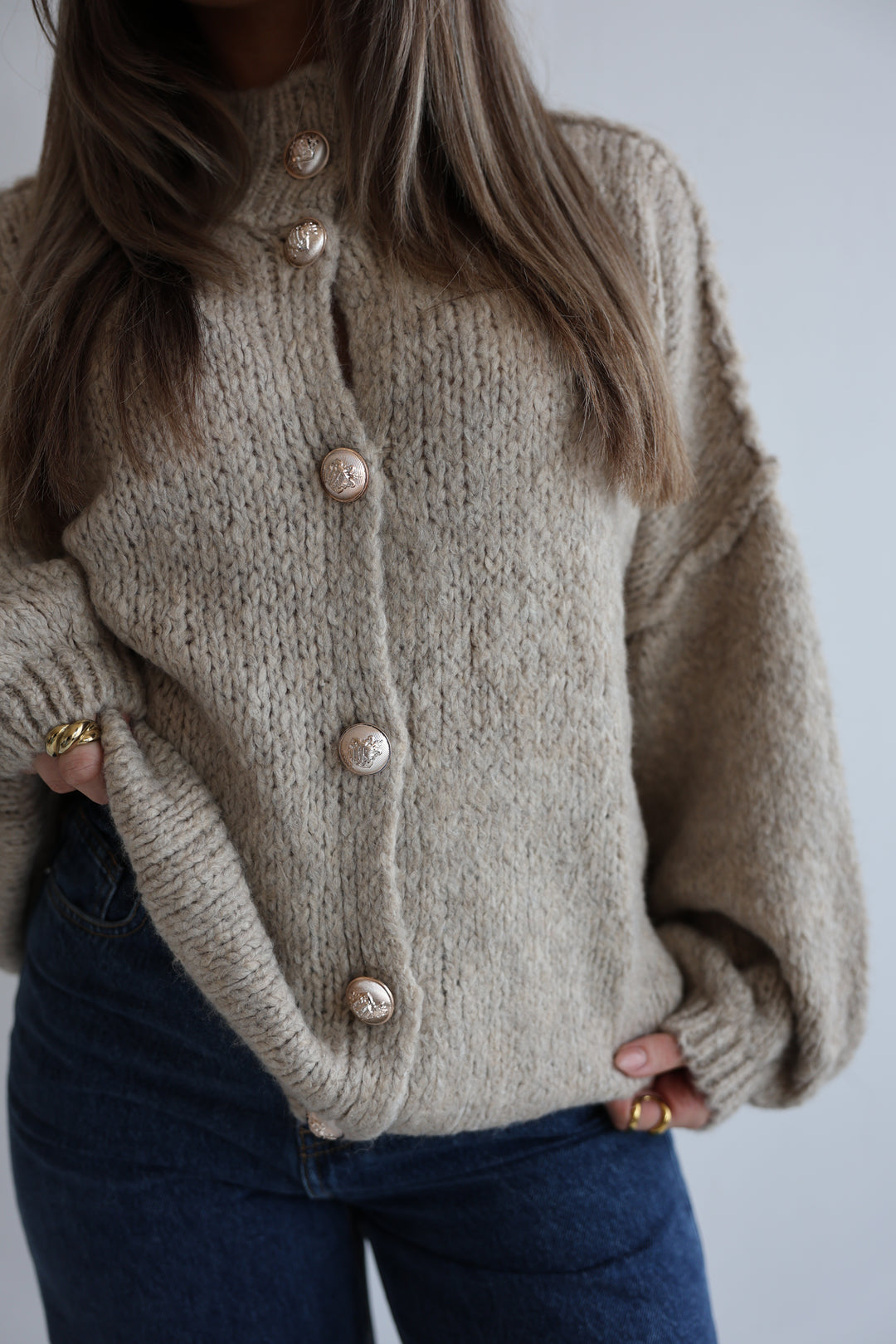 Kurzer Oversize Cardigan mit goldenen Manschettenknöpfen Claire