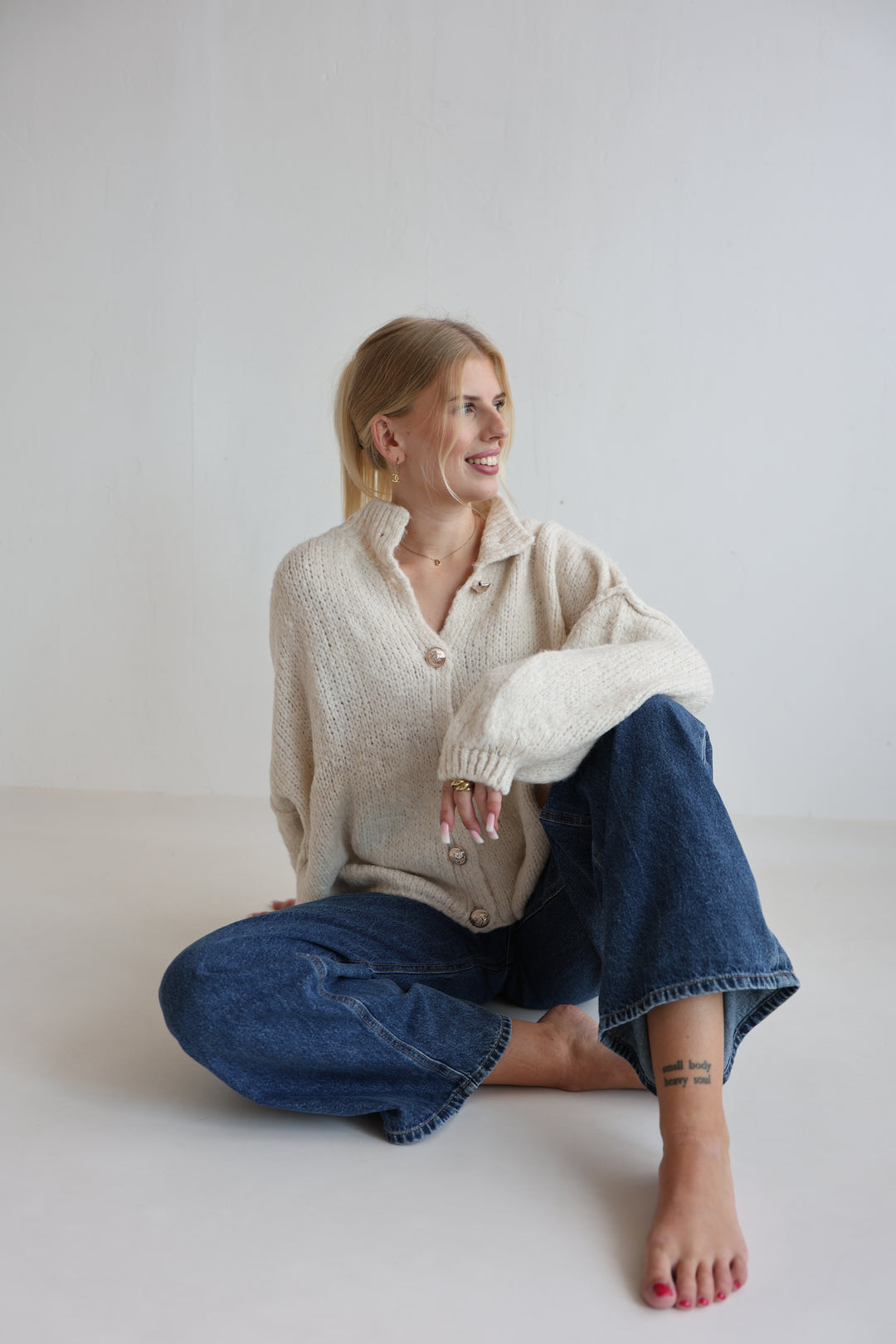 Kurzer Oversize Cardigan mit goldenen Manschettenknöpfen Claire