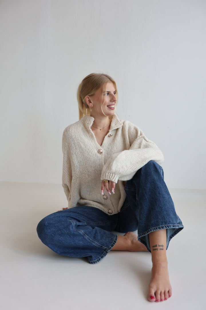 Kurzer Oversize Cardigan mit goldenen Manschettenknöpfen Claire