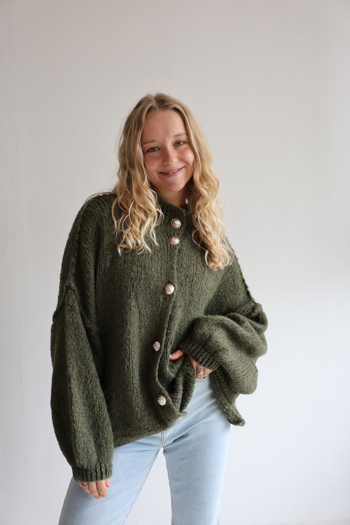 Kurzer Oversize Cardigan mit goldenen Manschettenknöpfen Claire