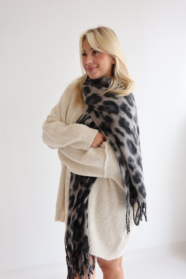 Langer Schal mit Leoprint Luna