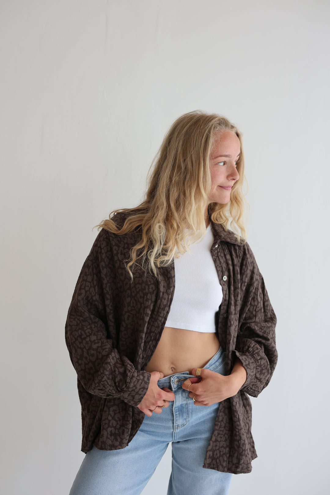 Kurzes Blusenhemd aus Musselin mit Leoprint Leolove