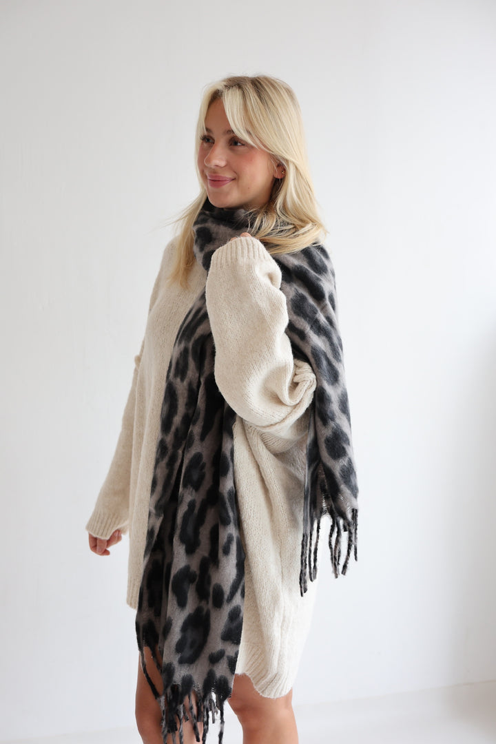 Langer Schal mit Leoprint Luna