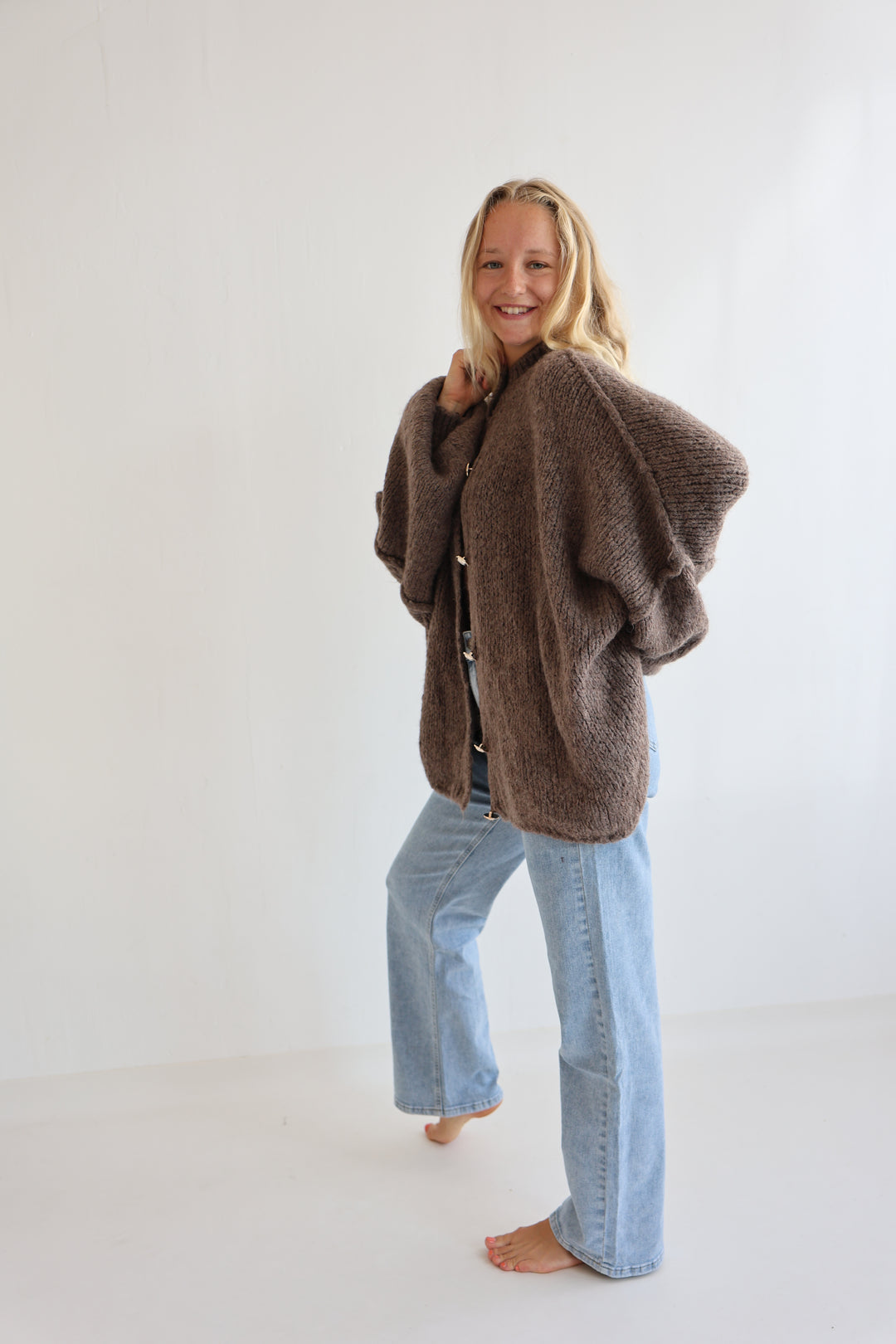 Langer Oversize Cardigan mit goldenen Manschettenknöpfen Claire
