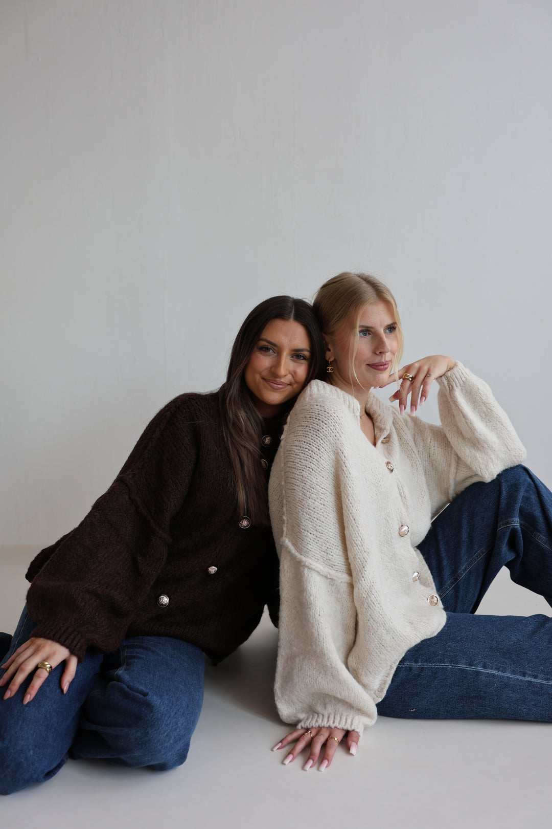 Kurzer Oversize Cardigan mit goldenen Manschettenknöpfen Claire