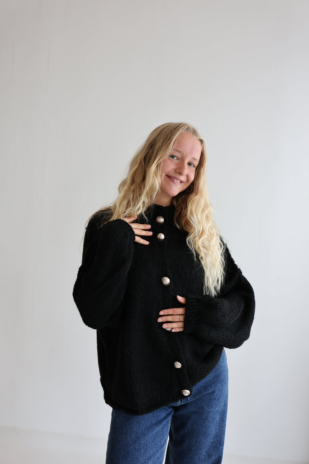 Kurzer Oversize Cardigan mit goldenen Manschettenknöpfen Claire