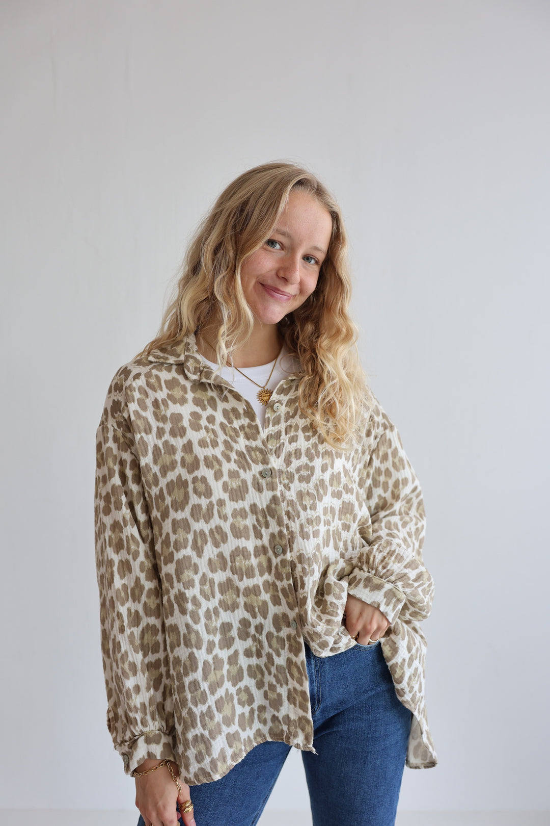 Kurzes Blusenhemd aus Musselin mit Leoprint Leolove