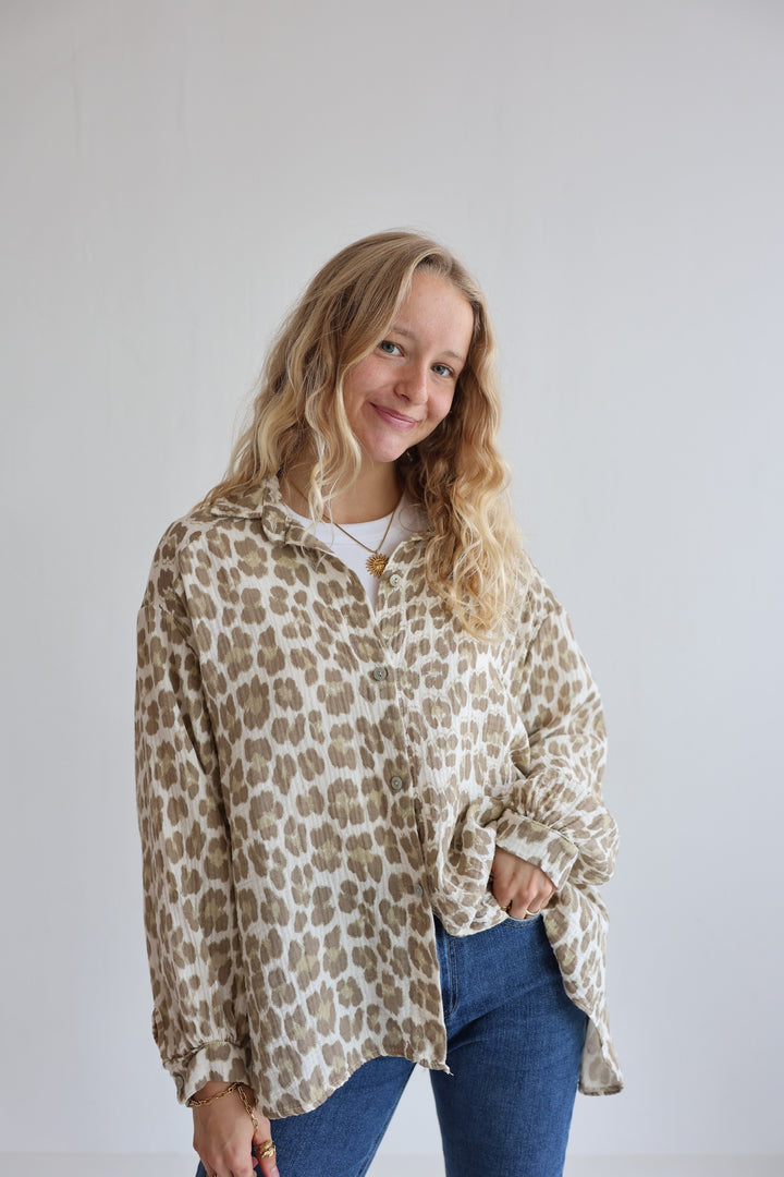 Kurzes Blusenhemd aus Musselin mit Leoprint Leolove