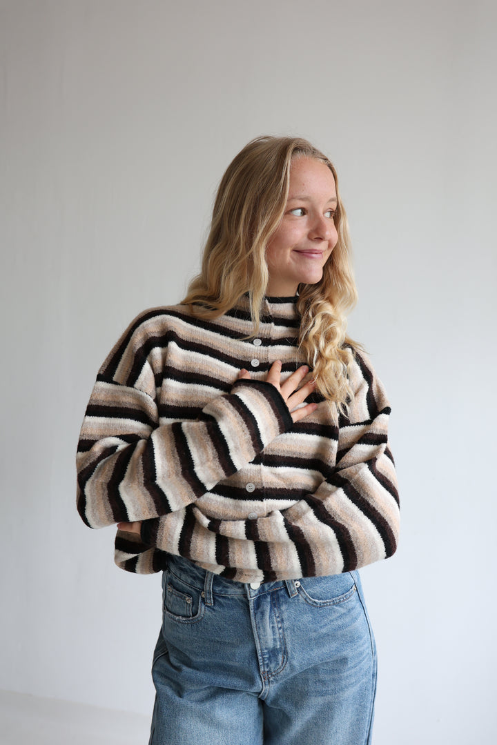 Gestreifte Strickjacke mit Mini-Stehkragen Hannah