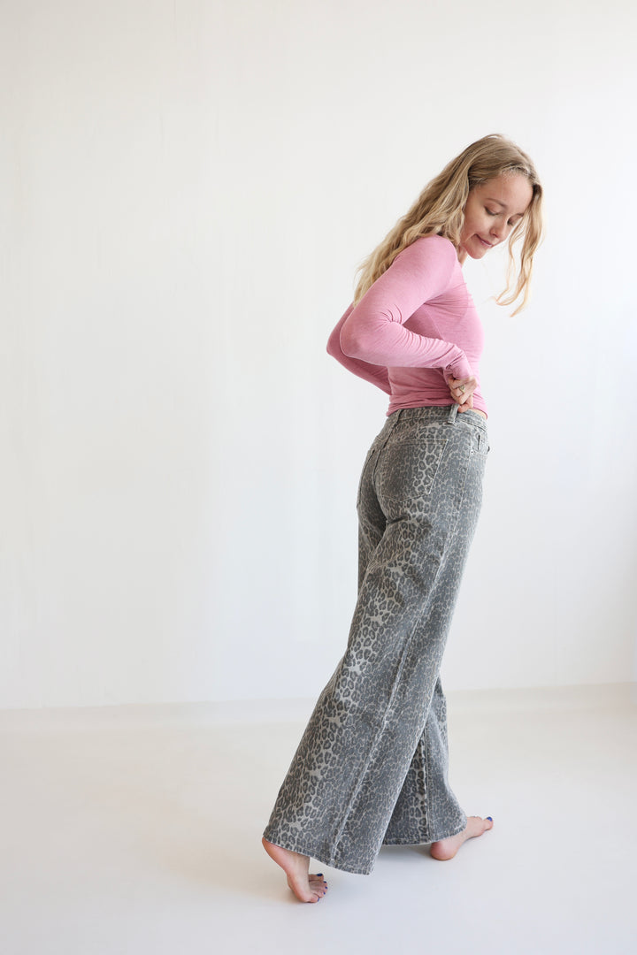 Wide Leg Jeans mit Leoprint