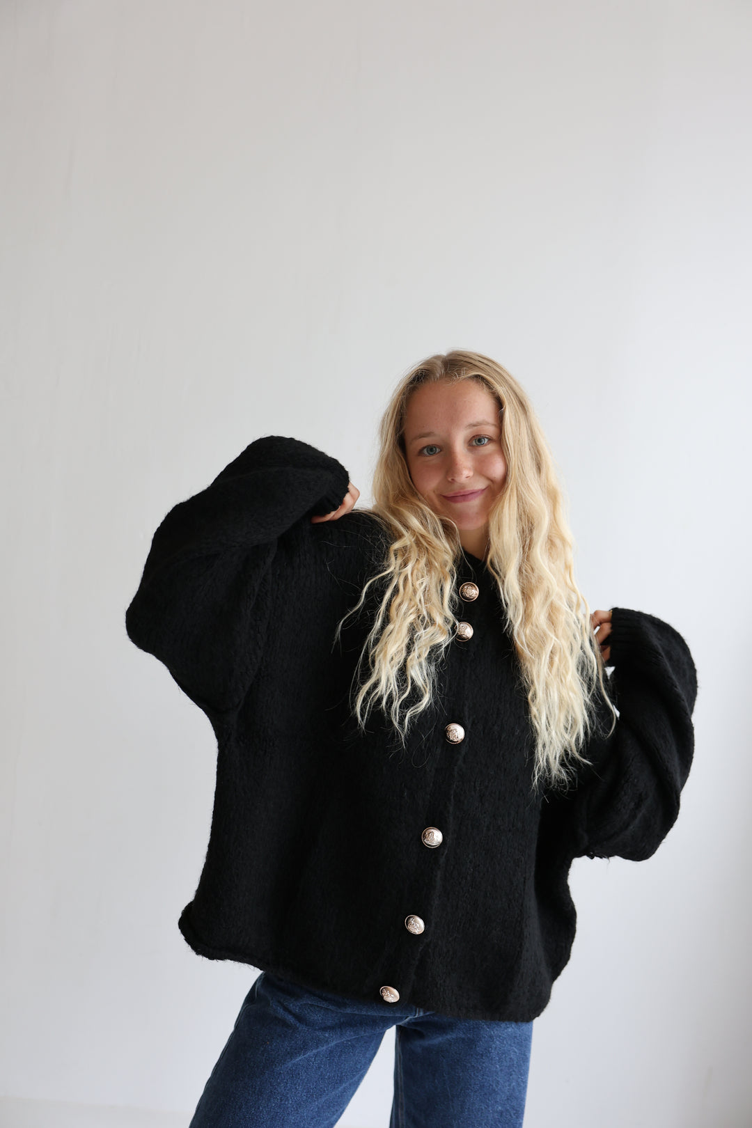 Kurzer Oversize Cardigan mit goldenen Manschettenknöpfen Claire