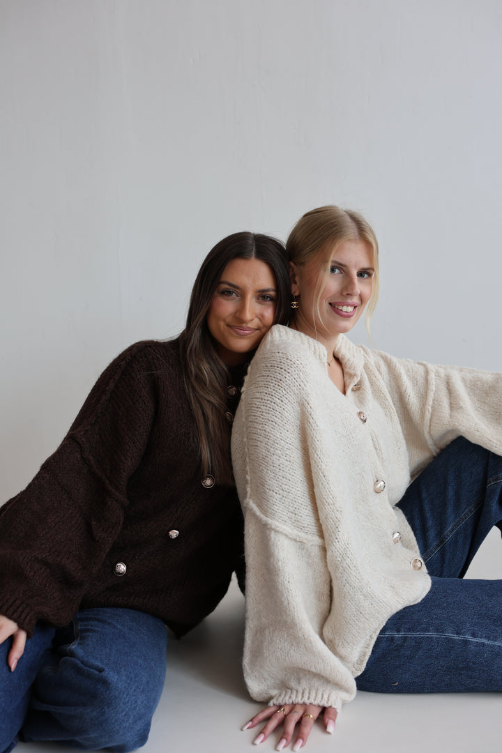 Kurzer Oversize Cardigan mit goldenen Manschettenknöpfen Claire