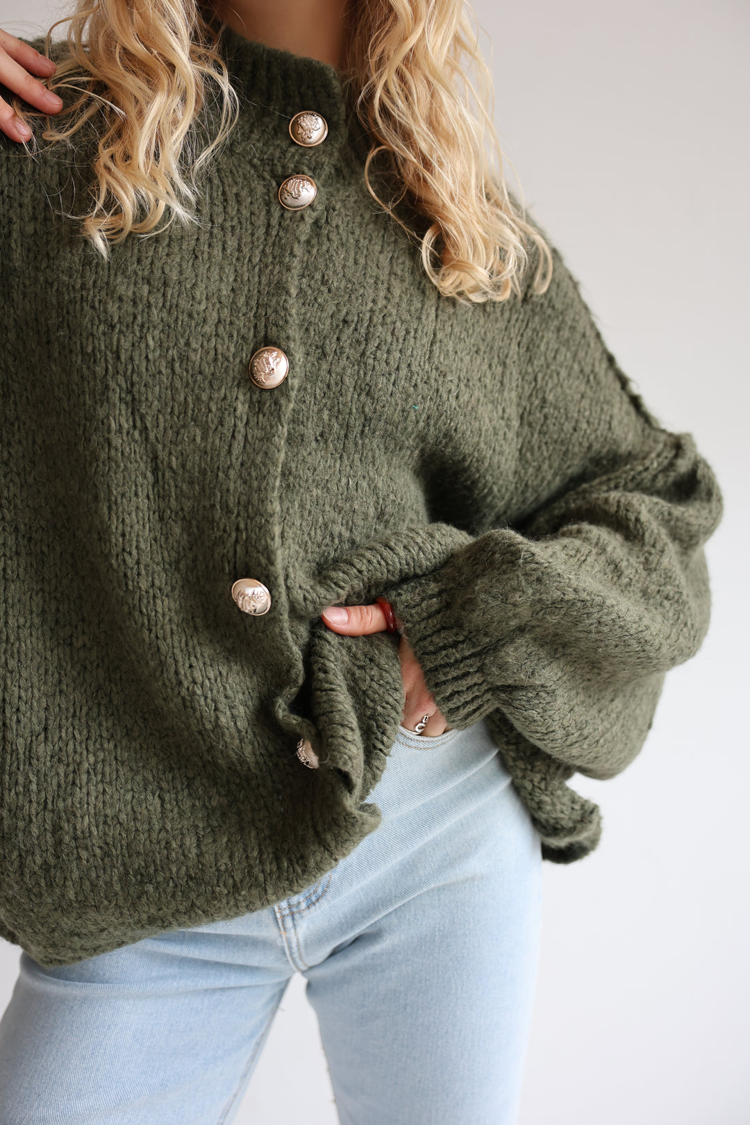 Kurzer Oversize Cardigan mit goldenen Manschettenknöpfen Claire