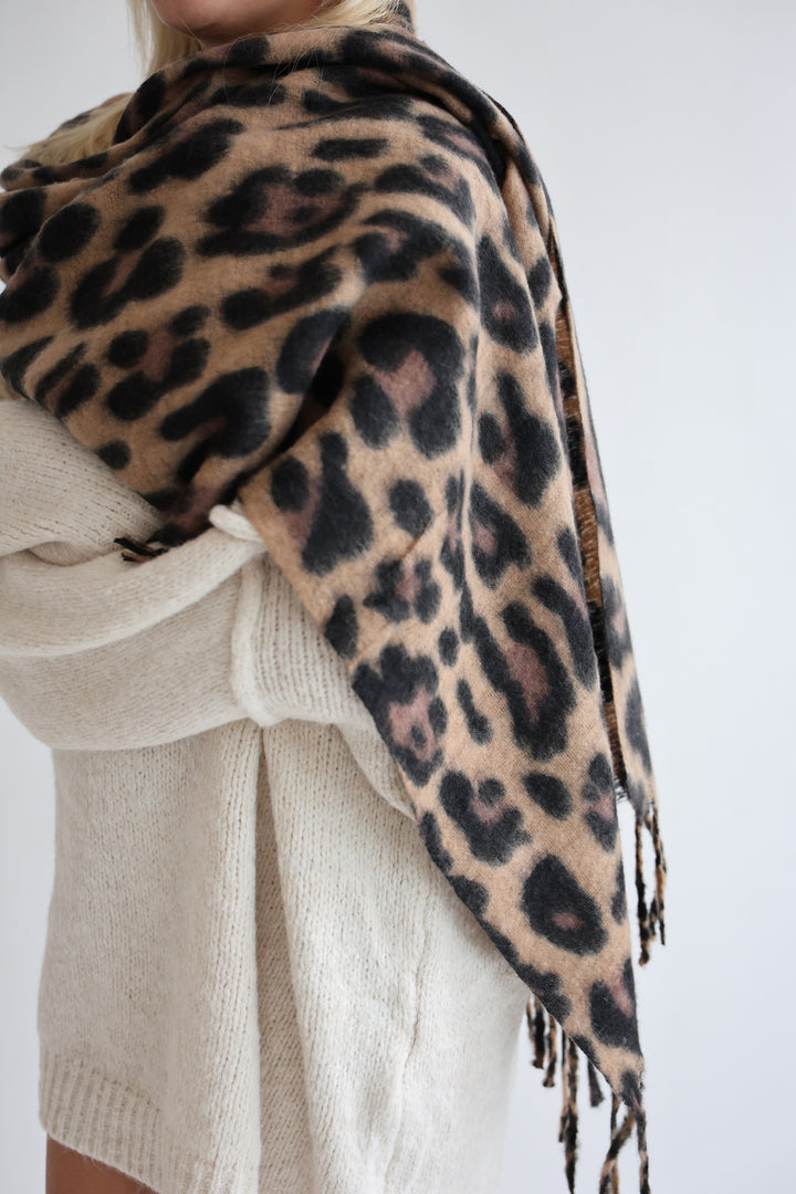 Langer Schal mit Leoprint Luna