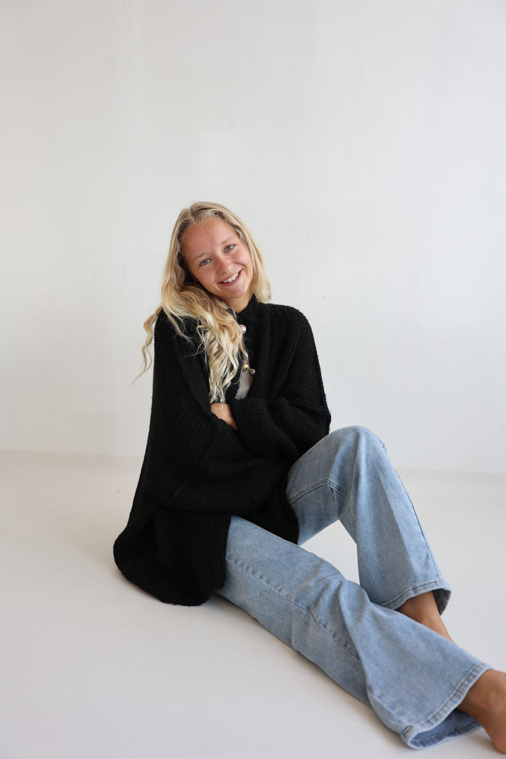 Langer Oversize Cardigan mit goldenen Manschettenknöpfen Claire