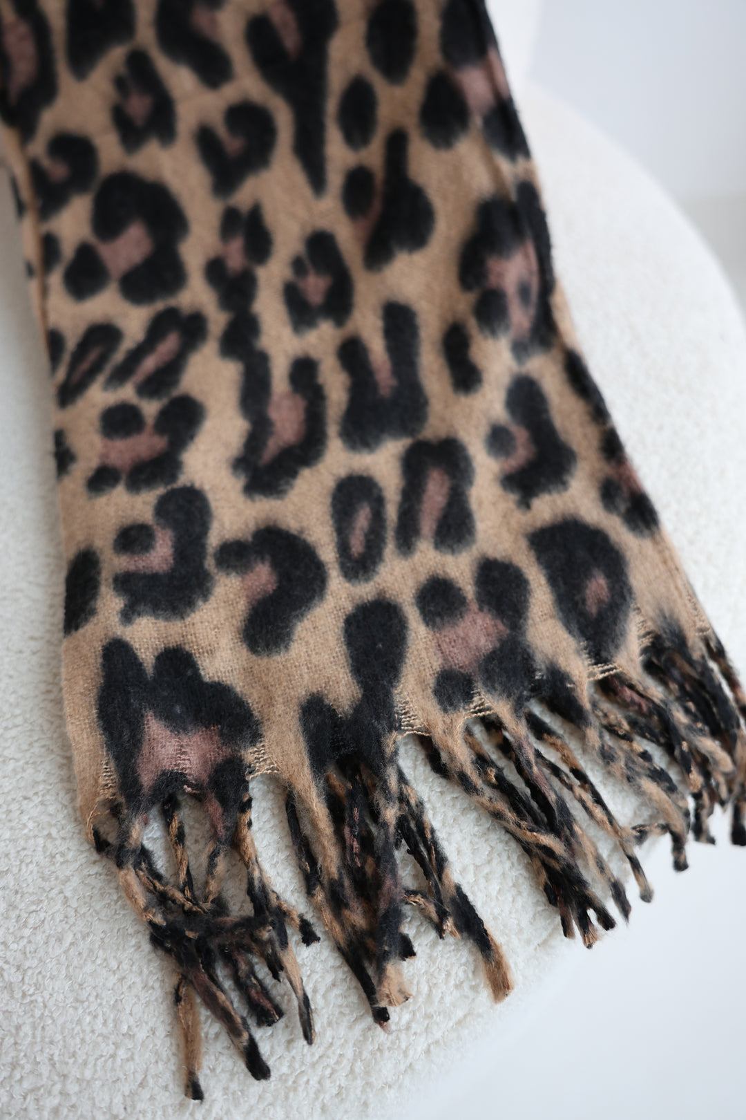 Langer Schal mit Leoprint Luna