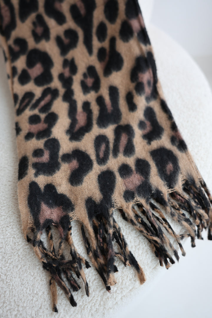 Langer Schal mit Leoprint Luna