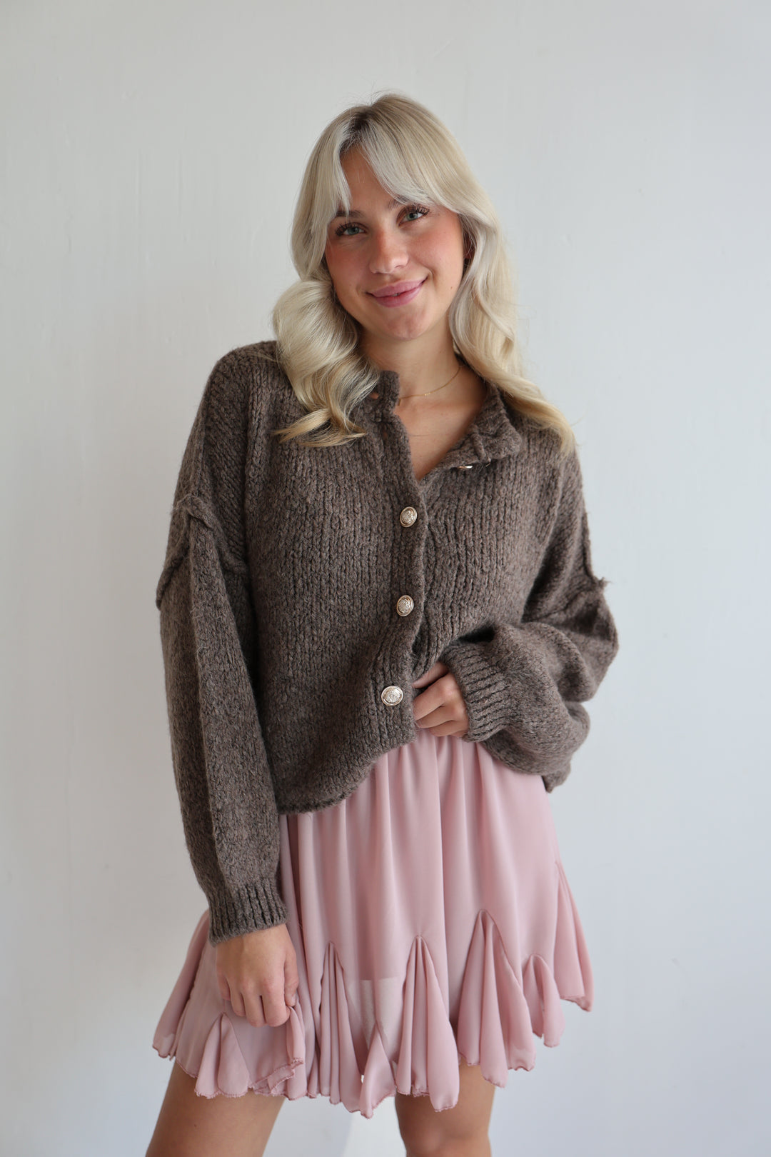 Kurzer Oversize Cardigan mit goldenen Manschettenknöpfen Claire