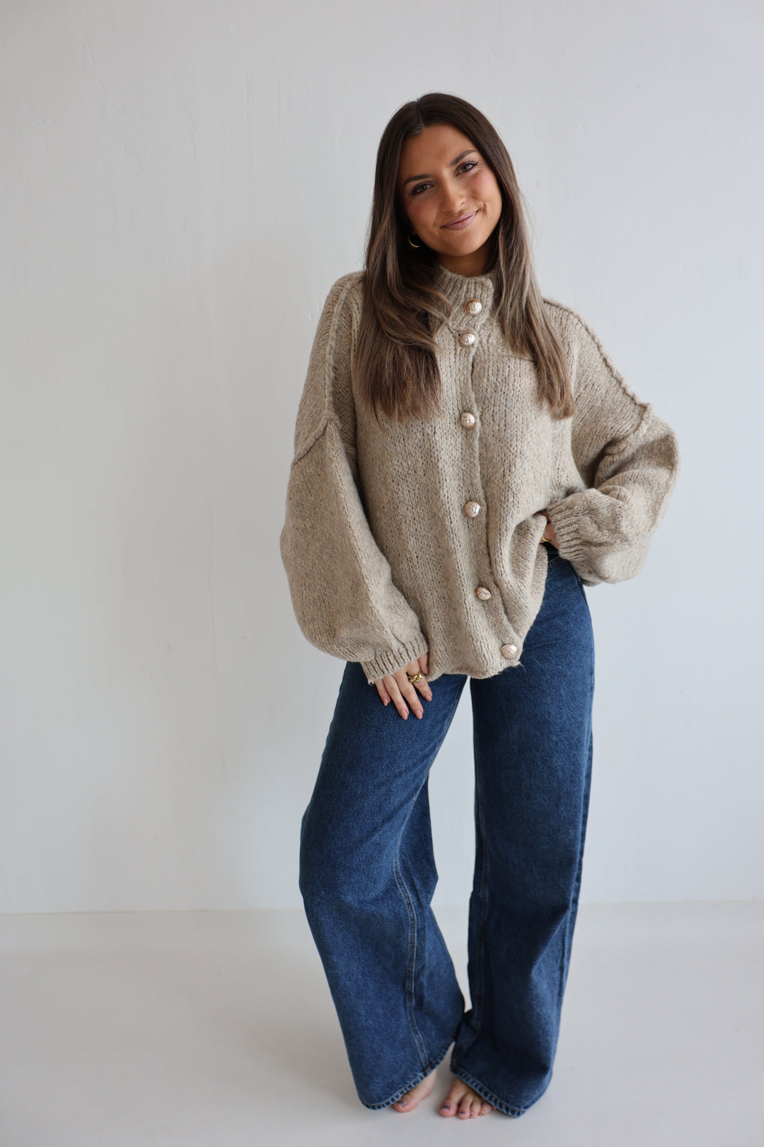 Kurzer Oversize Cardigan mit goldenen Manschettenknöpfen Claire