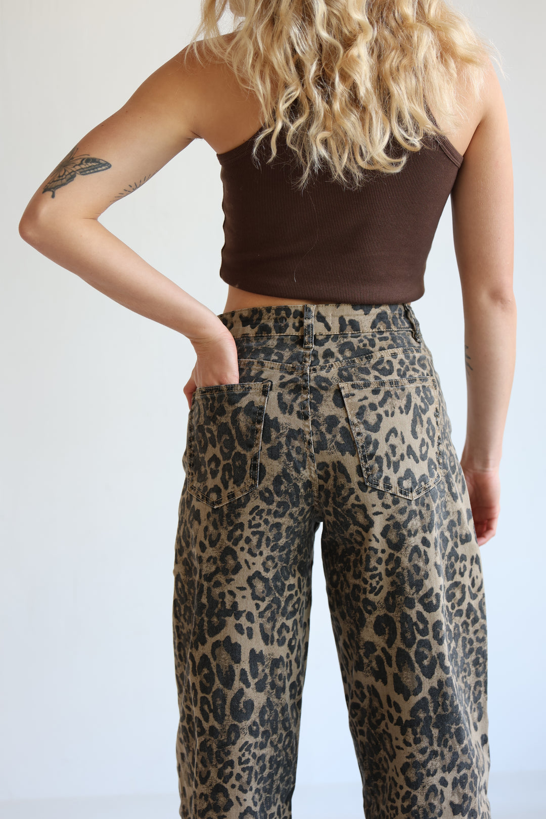 Barrel Jeans mit Leoprint