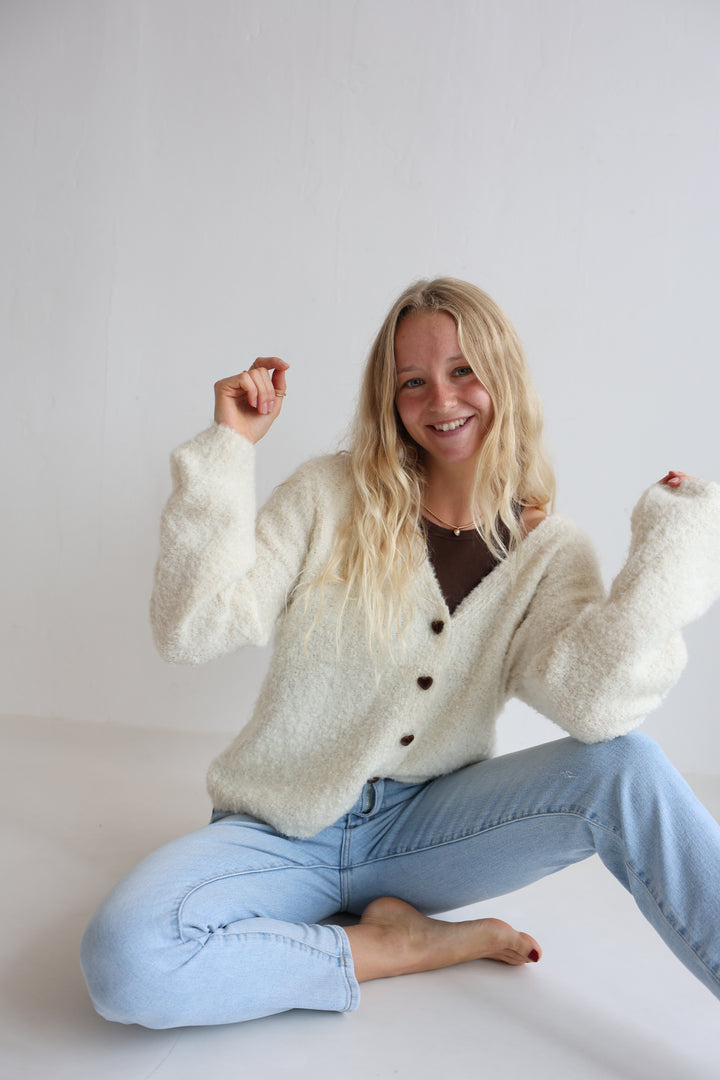 Kuscheliger Cardigan mit Herzknöpfen Tara